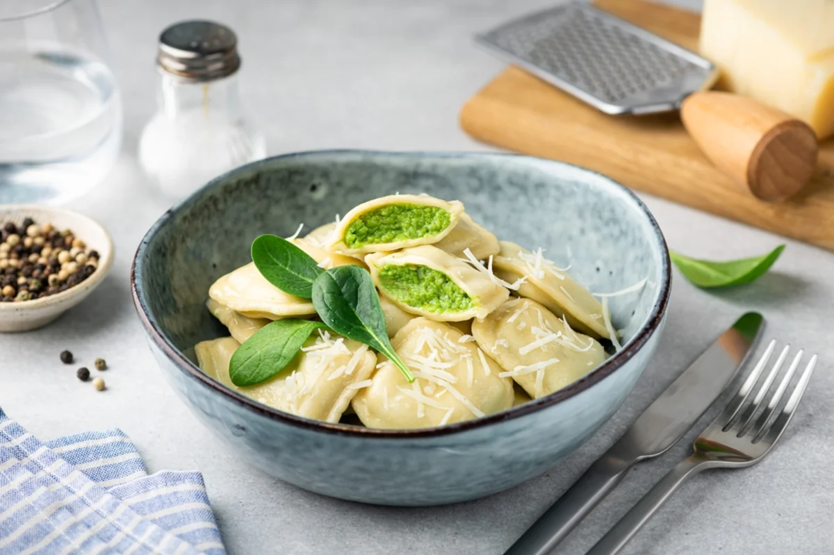 Ravioli de Ricotta y Espinacas: Receta, Historia y Maridaje Perfecto