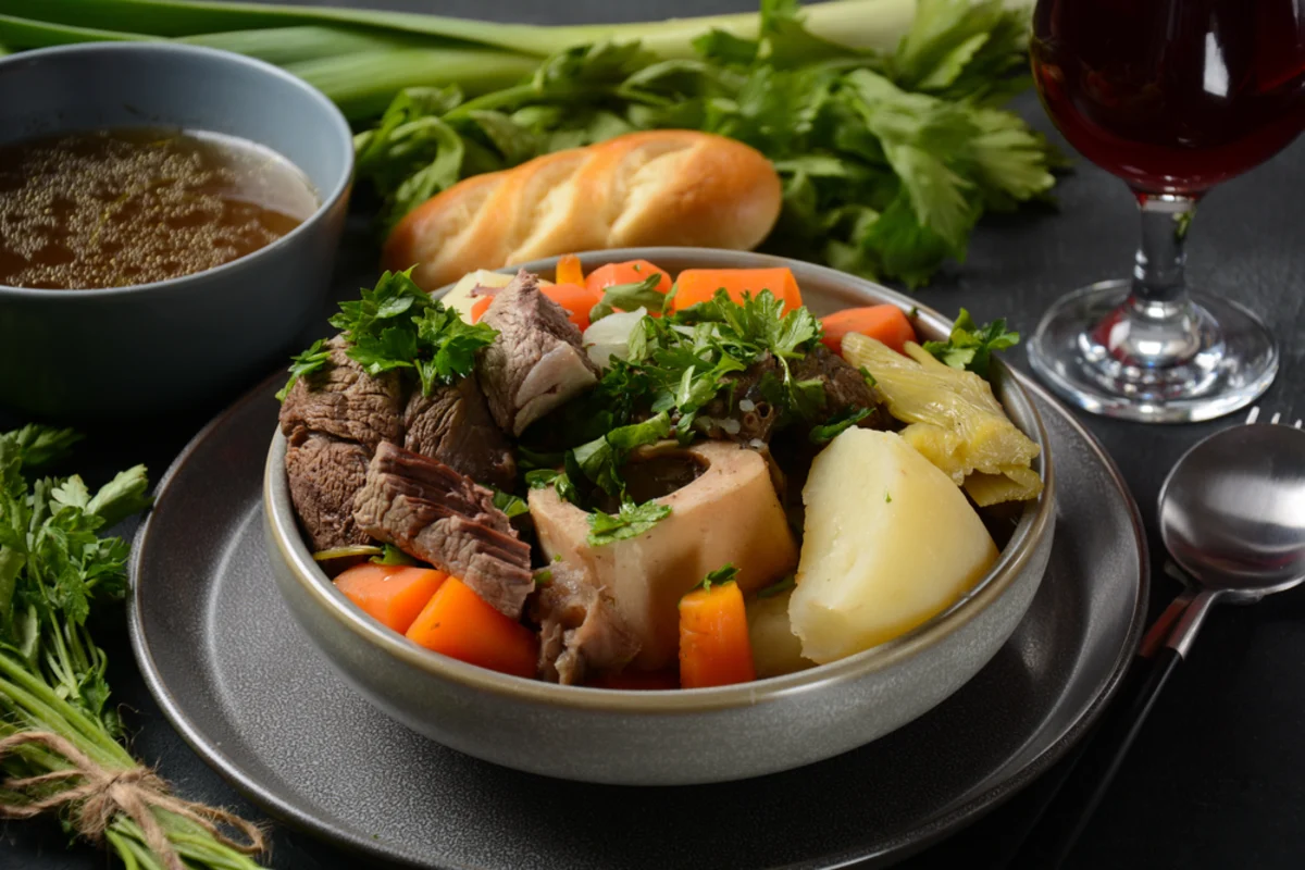 Wijn bij Pot-au-Feu: Het Recept én Beste Wijncombinatie voor Jouw Franse Stoofpot
