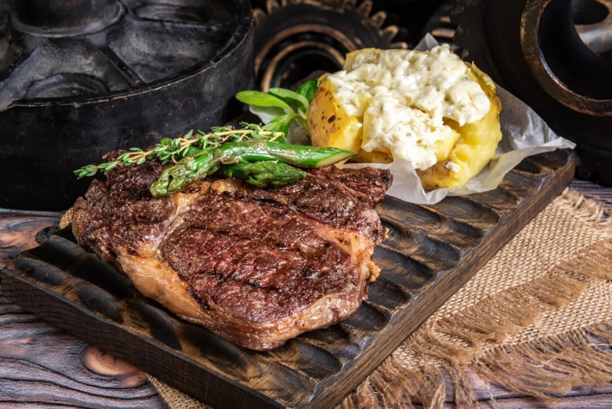 Rib-eye Steak: Ricetta, Tradizione e Abbinamento Vino e Cibo Perfetto