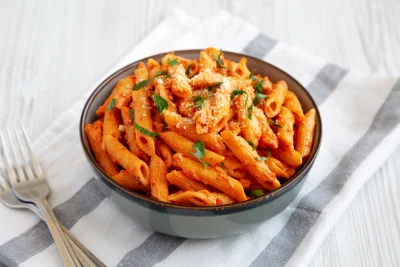 Penne alla Vodka: Ricetta Originale e Consigli per l’Abbinamento Vino Perfetto
