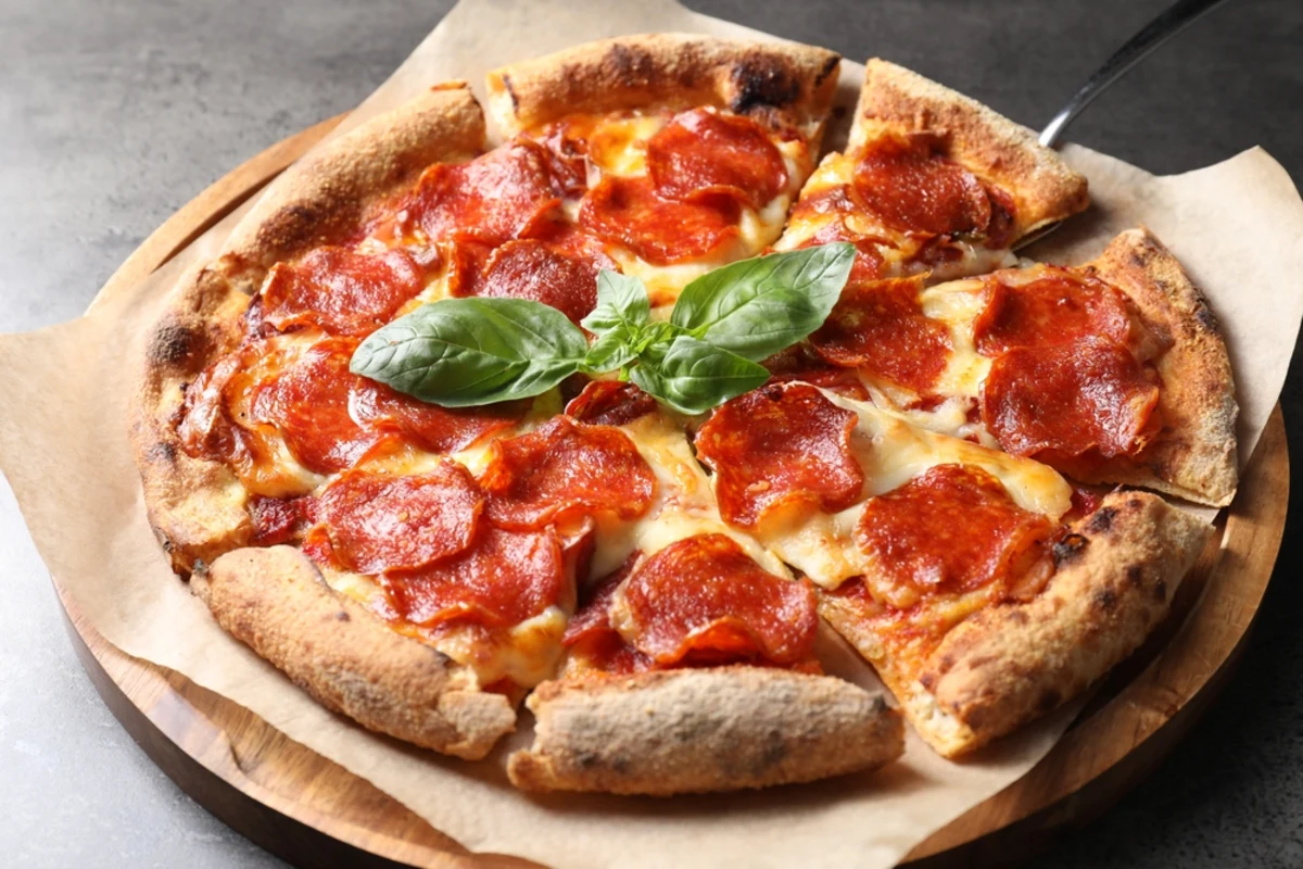 Pizza Pepperoni: Ricetta Autentica e Abbinamento Vino Perfetto per la Cucina Italiana