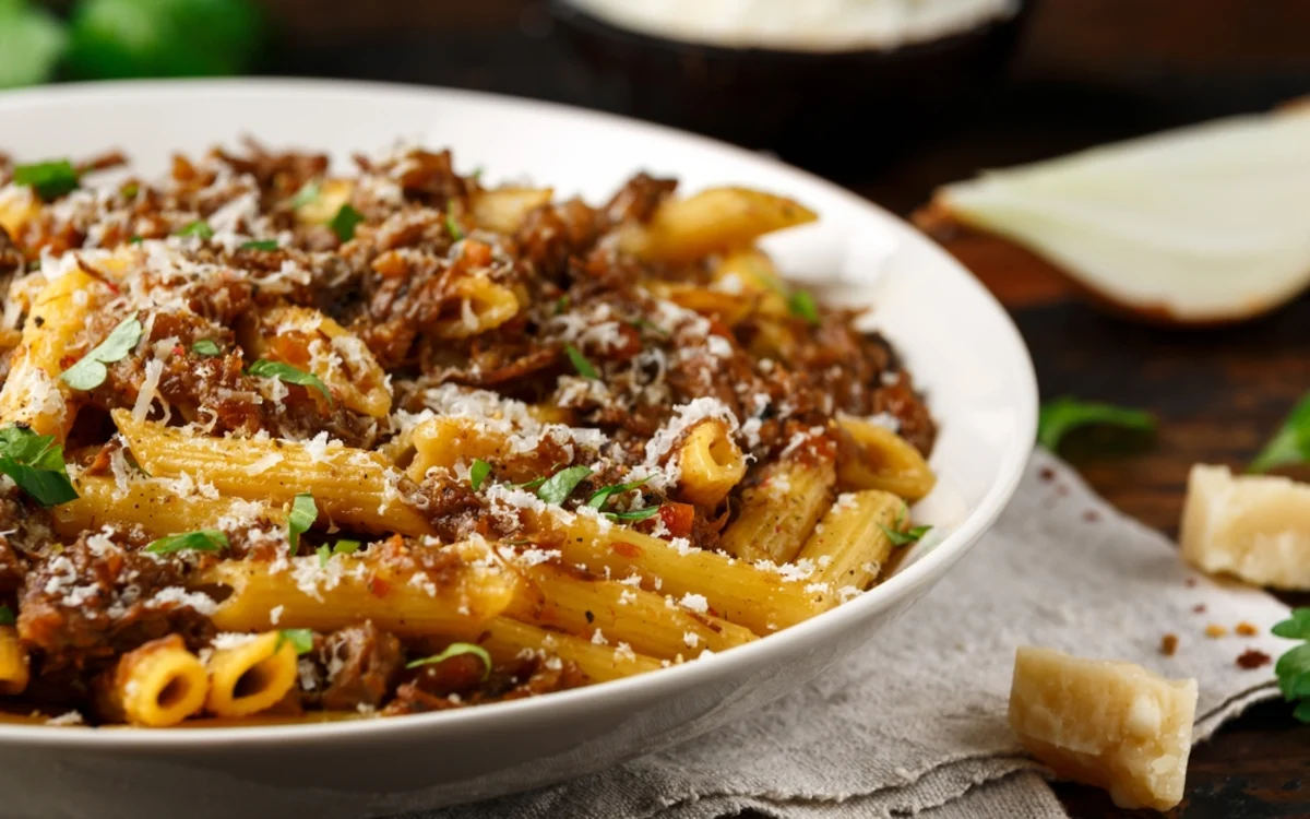 Genovese Napoletana: Ricetta Tradizionale, Storia e Abbinamento Vino