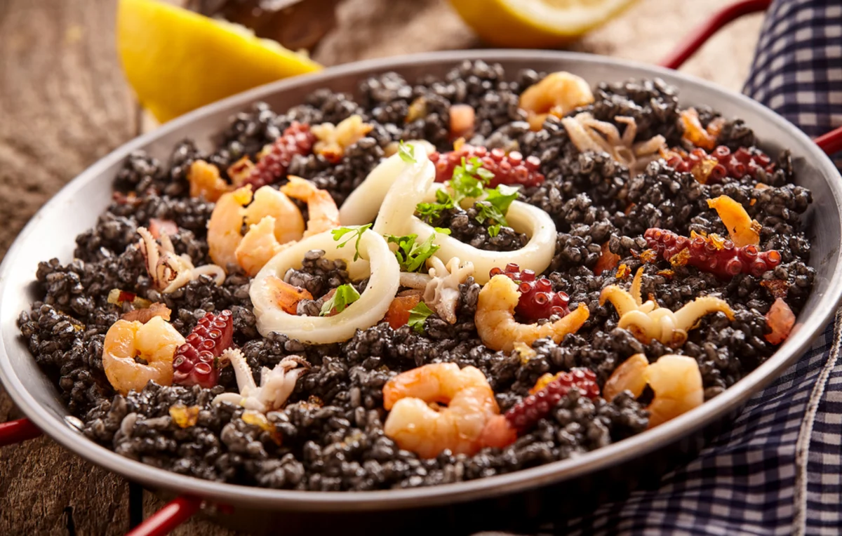 Arroz Negro: Ricetta autentica e abbinamento vino per la cucina italiana