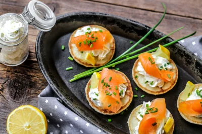 Blinis med rökt lax: Ultimat blini recept med vinparning