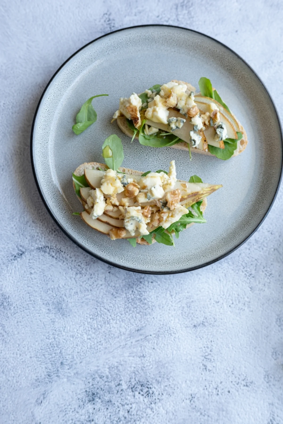 Pear and Gorgonzola Crostini: An Elegant Appetizer & Wine Pairing Guide
