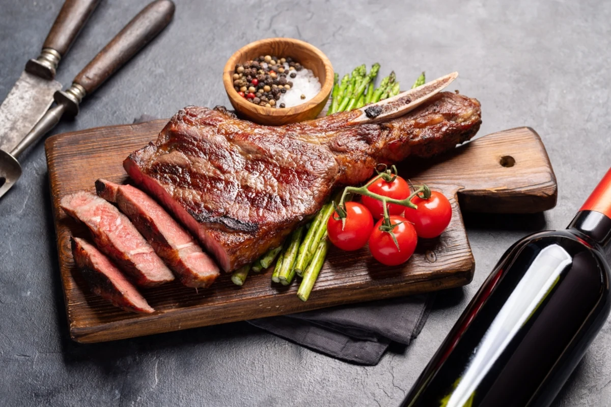 Tomahawk Steak: Ricetta e Abbinamento Vino per una Cena da Ricordare