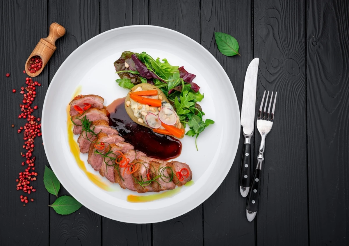 Anatra con Pere e Salsa al Vino Rosso: Ricetta e Abbinamento Vino