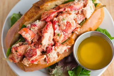 Lobster Roll: Ricetta Gourmet, Tradizione e Abbinamento Vino e Cibo