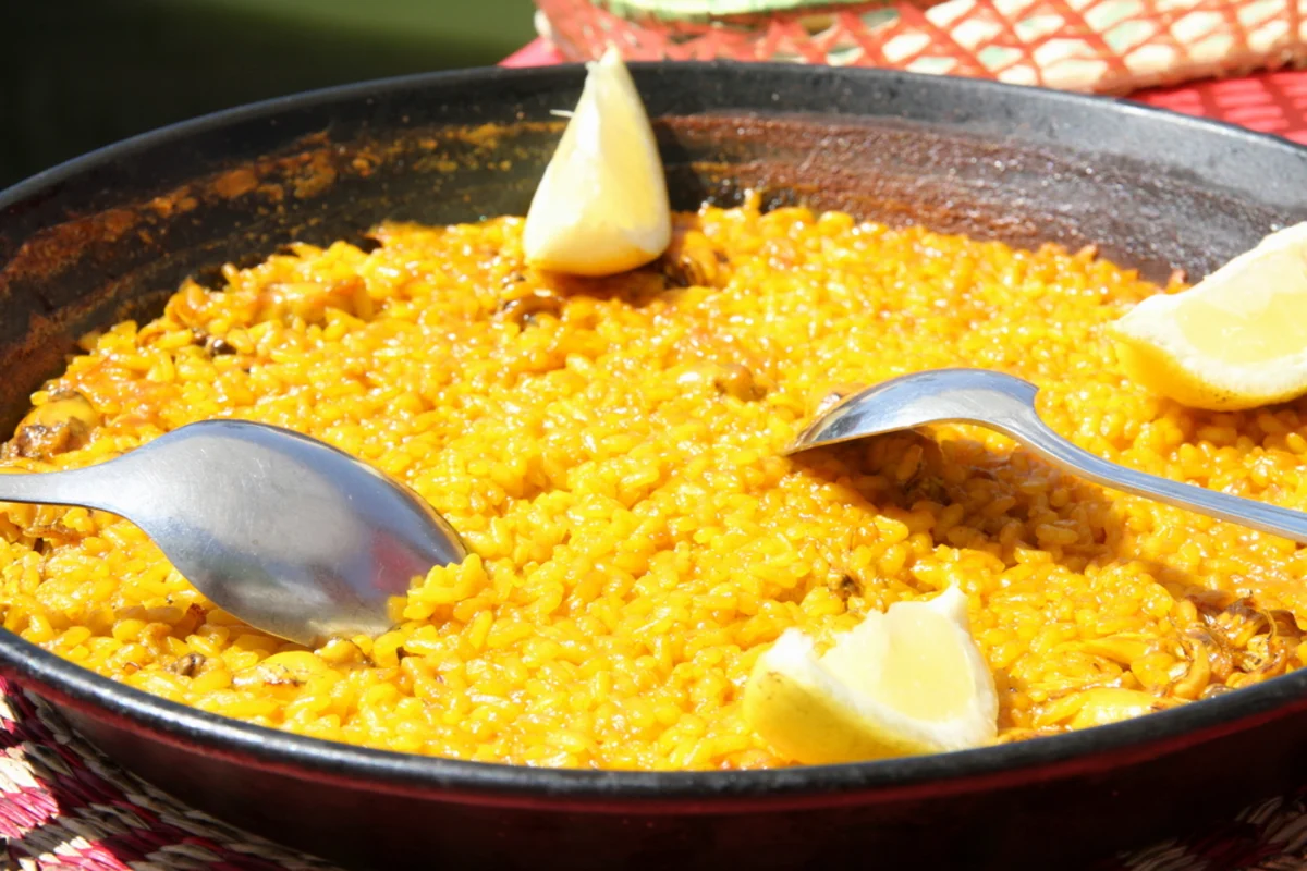 Arroz A Banda: Ricetta Tradizionale e Abbinamento Vino Perfetto