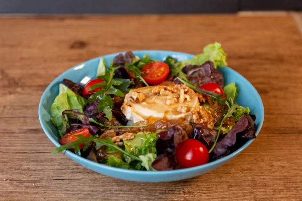 Recette chèvre chaud : salade gourmande et accords mets-vins
