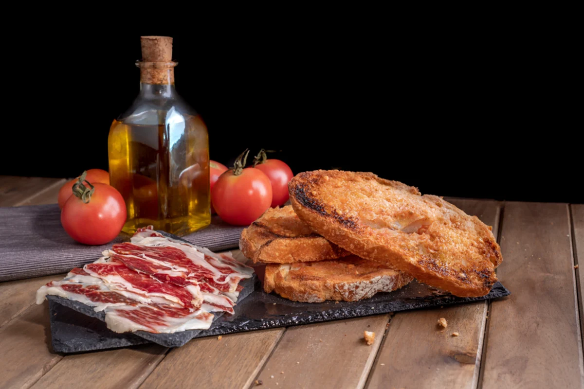 Bread with Tomato and Serrano Ham: The Ultimate Wine Pairing Guide