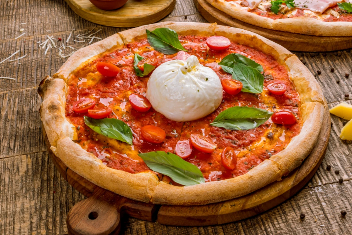 Pizza med Tomat och Burrata: Pasta per pizza perfetta e abbinamenti vino