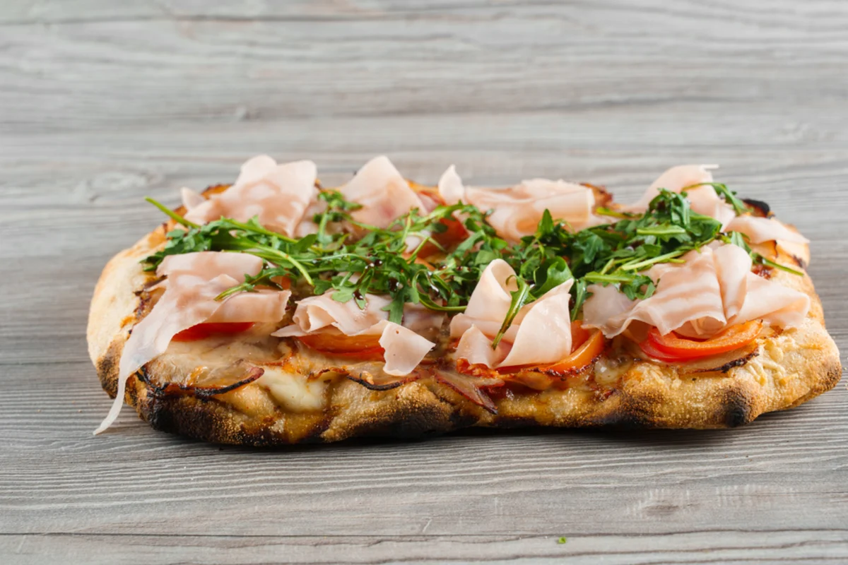 Pinsa: Receta, Tradición y Maridaje de Vino Perfecto para Disfrutar en España