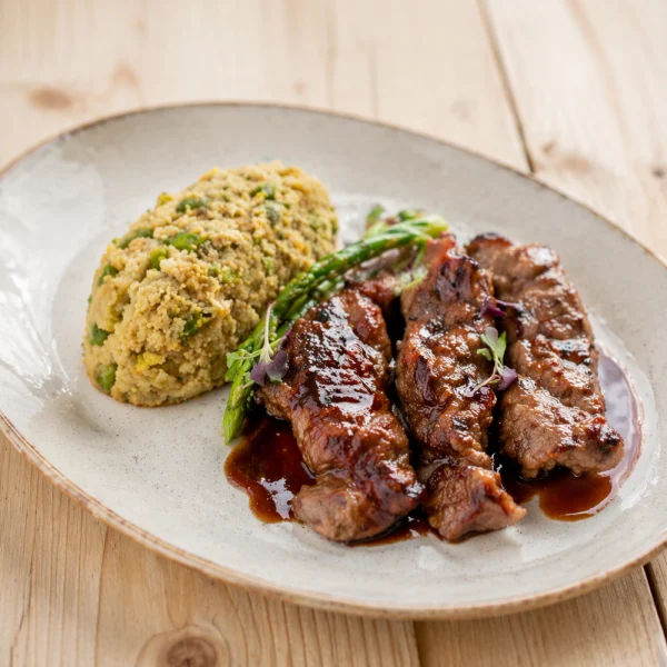 Porco Preto com Migas de Espargos e Molho de Vinho Tinto : accord vin