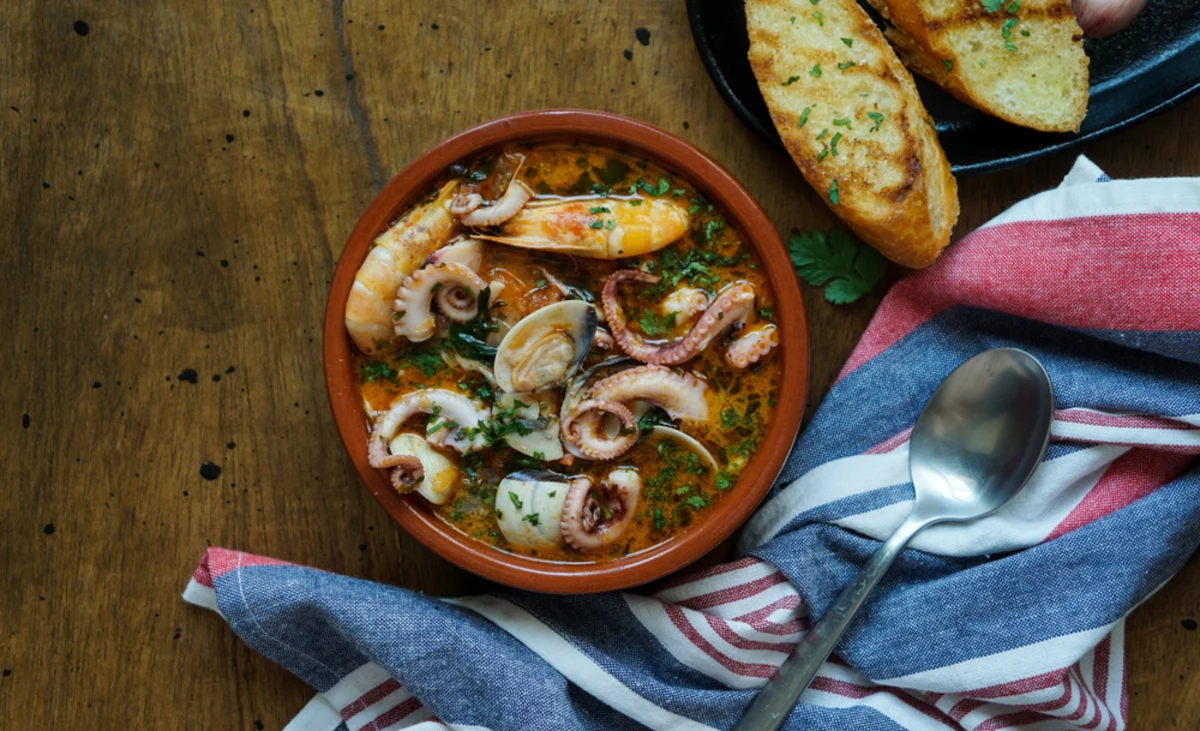 Zarzuela De Mariscos: Ricetta, Tradizione e Abbinamento Vino Perfetto