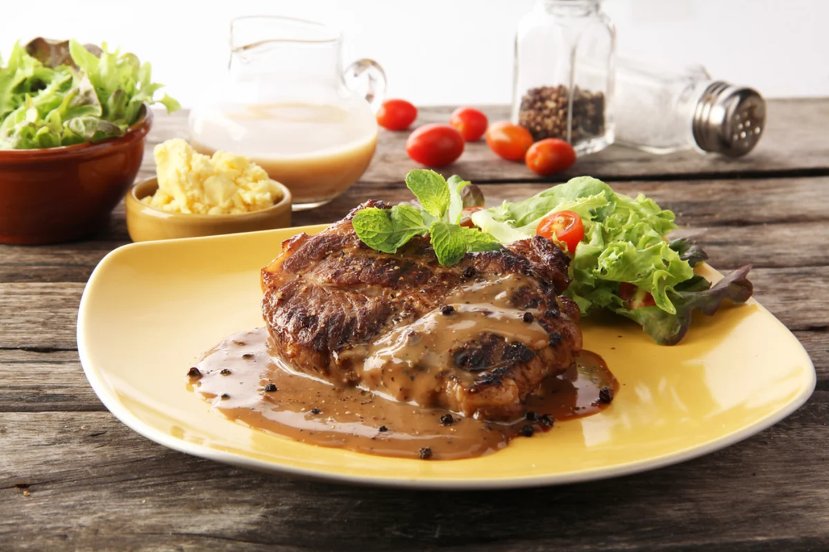 Biff med Pepparsås : recette française et accord vin d’exception