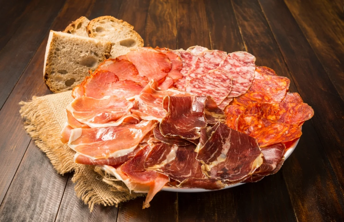 Tabla de Embutidos: Receta y Maridaje Vino para la Combinación Perfecta