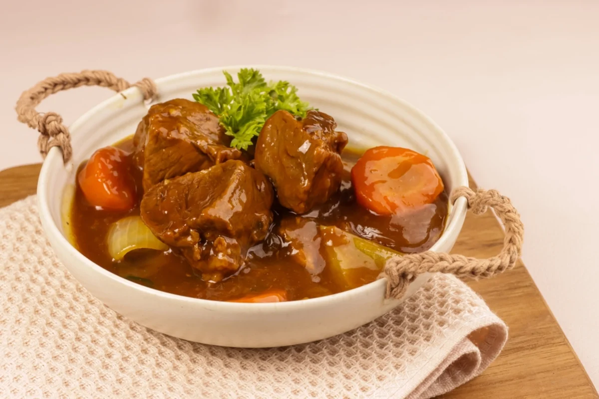 Kalops: Ricetta e Abbinamento Vino Perfetto per Cucina Italiana