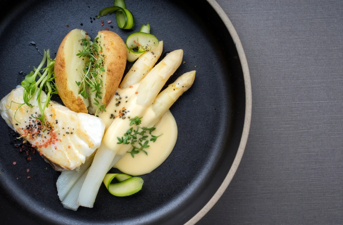 Fish and Chips Rezept: Skandinavischer Genuss mit Fisk med Vitvinsås & Weinempfehlung