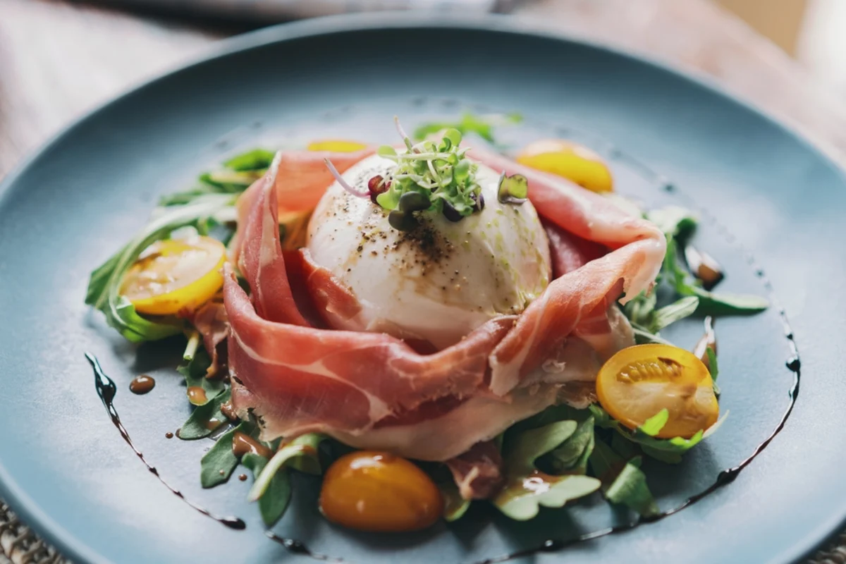 Burrata with Prosciutto: Recipe, Wine Pairing, and Perfect Serving Guide