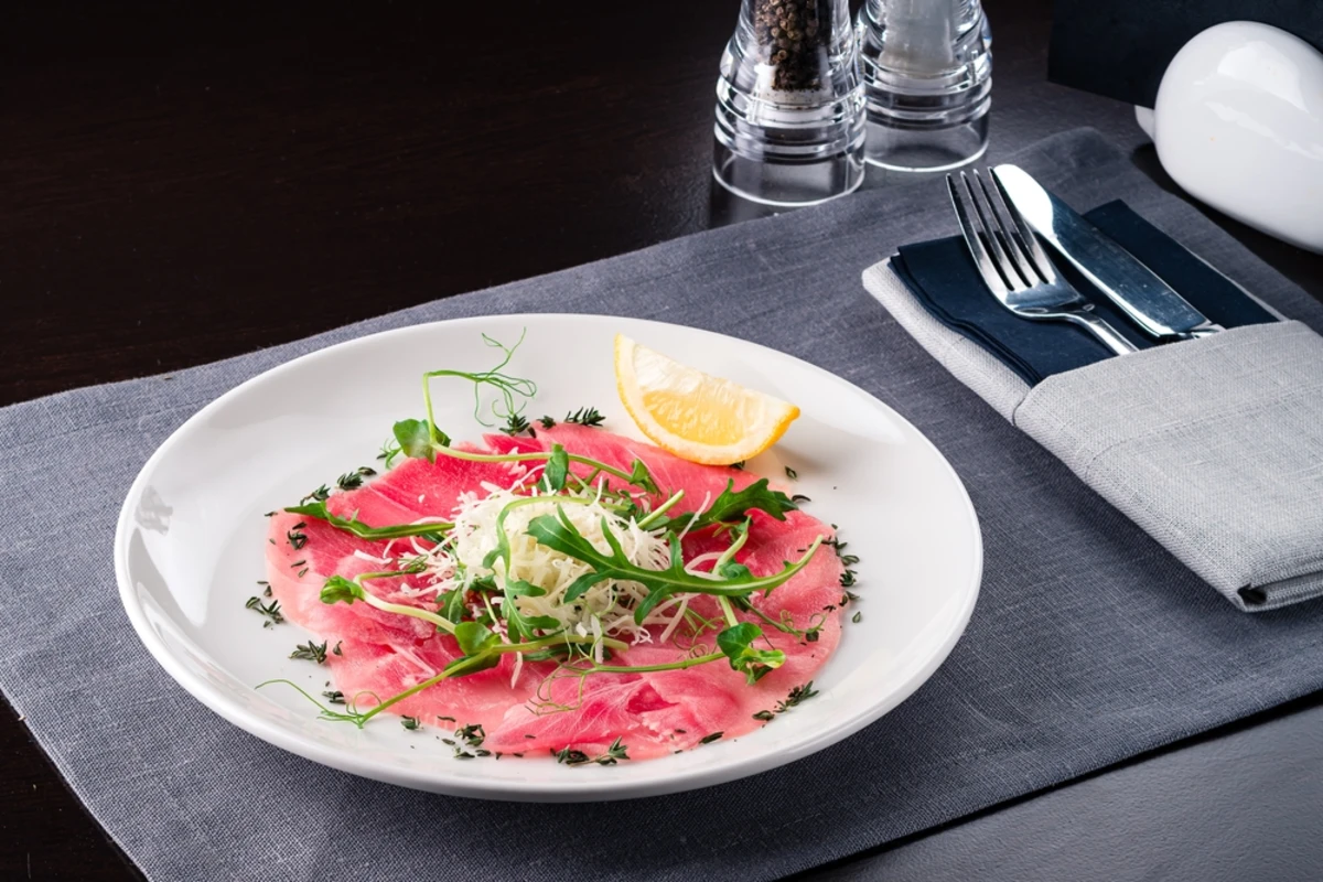 Tonfisk Carpaccio: receita fresca com harmonização vinho
