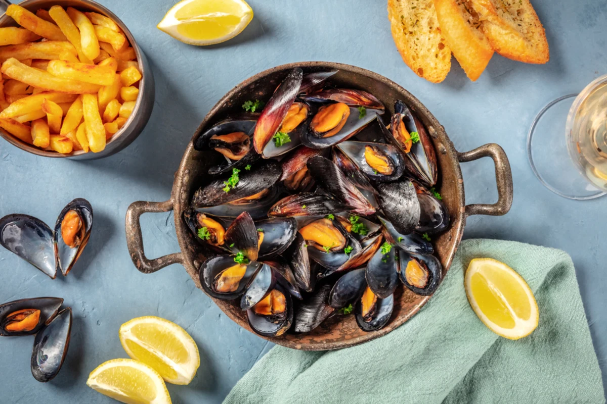 Moules Frites: Ricetta Tradizionale e Abbinamento Vino Perfetto